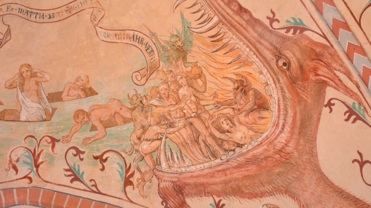 Beeindruckende und in dieser Form einzigartige Malerei im Altarraum der Lohmener Dorfkirche: Ein furchteinflößender Drache verschlingt die nackten Sünder. Ab dem Frühjahr wird die reiche Ausmalung der Kirche restauriert. 