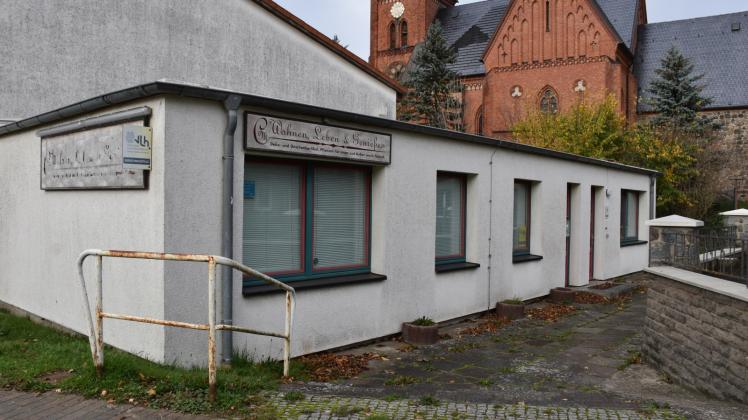 Das Igel-Eck befindet sich im Ortszentrum von Carlow, unweit der Kirche.