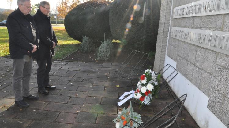 Mahnmal am Mecklenburgring: Armin Taubenheim und Eckhardt Fichelmann legten einen Kranz nieder. 