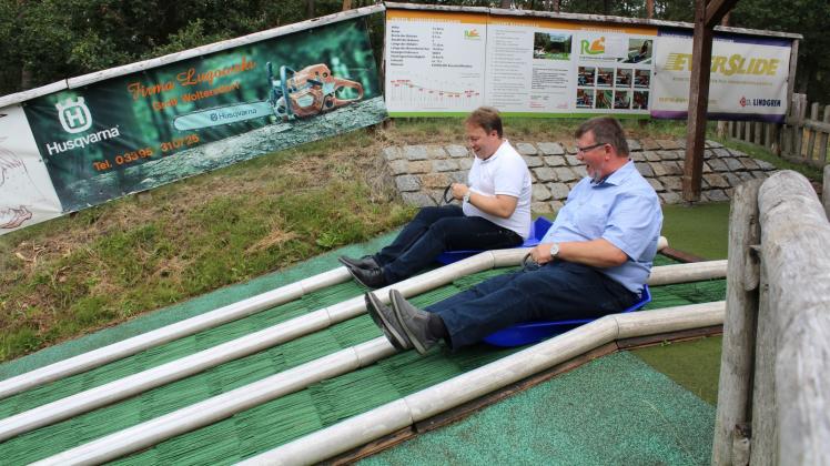 Das Kind im Manne: Halldor Lugowski (r.) mit dem Bundestagsabgeordneten Sebastian Steineke im August dieses Jahres auf der Sommerrodelbahn in Groß Woltersdorf.