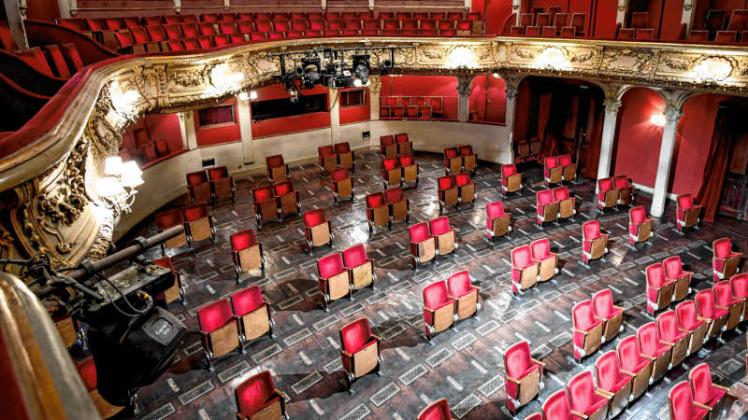 Auch weniger Stühle wie hier im Berliner Ensemble reichten nicht: Die Theater müssen derzeit trotzdem schließen – und sollen jetzt mehr staatliche Hilfen bekommen. 