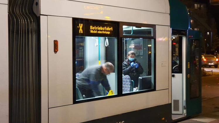Mitarbeiter der Spurensicherung untersuchen am Freitagabend die Potsdamer Straßenbahn, in der zwei Menschen angegriffen wurden. 