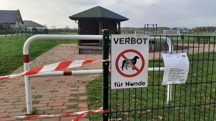 Die Spielplätze in der Gemeinde Banzkow sind abgesperrt, wie hier direkt hinter der Banzkower Kirche.  