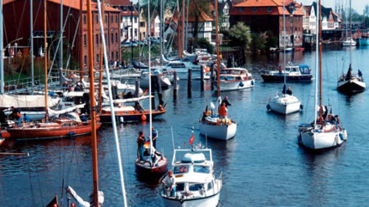 Maritime Aussichten an der Unterelbe: der Binnenhafen von Glückstadt.