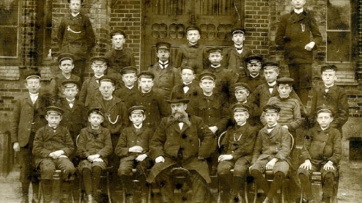 Schulklasse von 1904 - aus der Zeit, in der Schulleiter Emil  Wolff für Fürsorge einstand. Foto: Domschule
