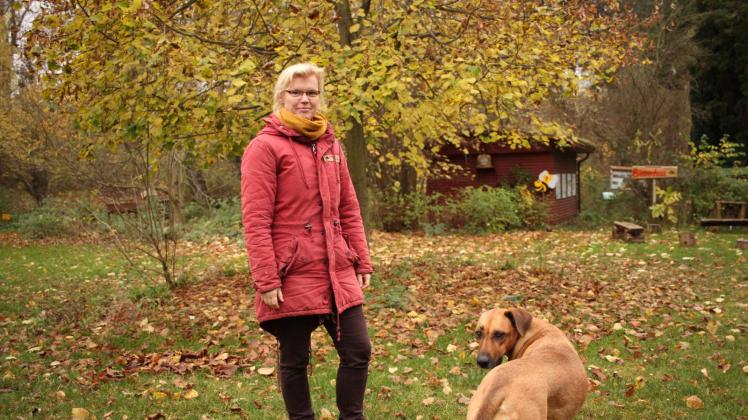 Im Garten der Naturschutzstation lässt Mitarbeiterin Katja Burmeister einen Teil des Laubs für große und kleine Tiere liegen. 