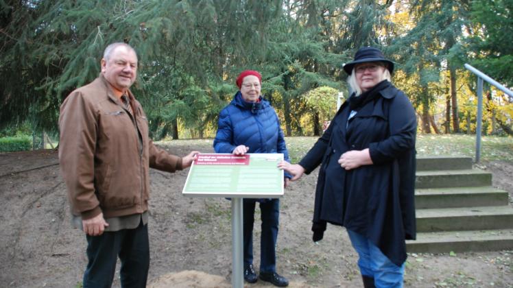 Weihten die Gedenktafel für den jüdischen Friedhof in Bad Wilsnack ein: Bürgermeister Hans-Dieter Spielmann, Ulla Seeger und Anke Sengespeck. 