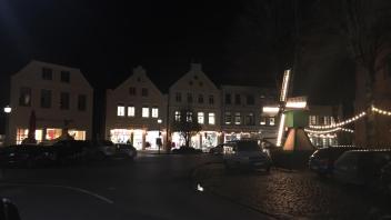 Beschauliche Lichter-Atmosphäre: Das wird an den Vorweihnachtsdonnerstagen in Wilster mit besonderen Aktionen und Angeboten in den Geschäften begleitet.