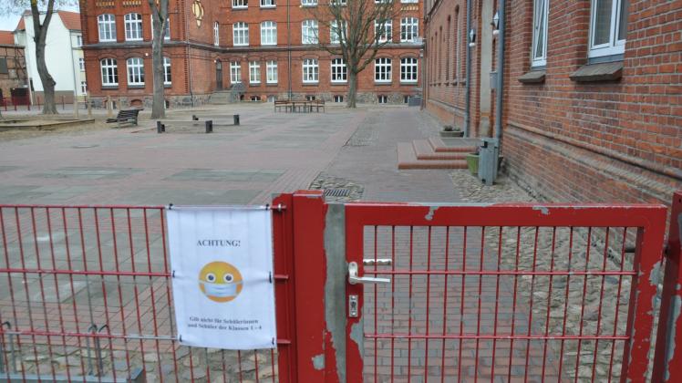 Beide Schule betroffen: Nach der Adolf-Diesterweg-Grundschule (r.) gibt es nun auch an der Fritz-Reuter-Schule (hinten) einen Corona-Fall. 