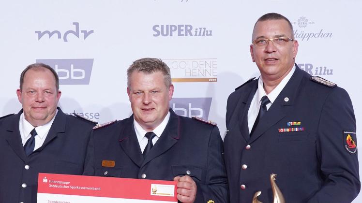 Der bisherige Höhepunkt ihrer Feuerwehrkarriere war die Verleihung der Goldenen Henne an Wolfgang Krause, Stefan Geier und Kreiswehrführer Uwe Pulss (v.l.) 