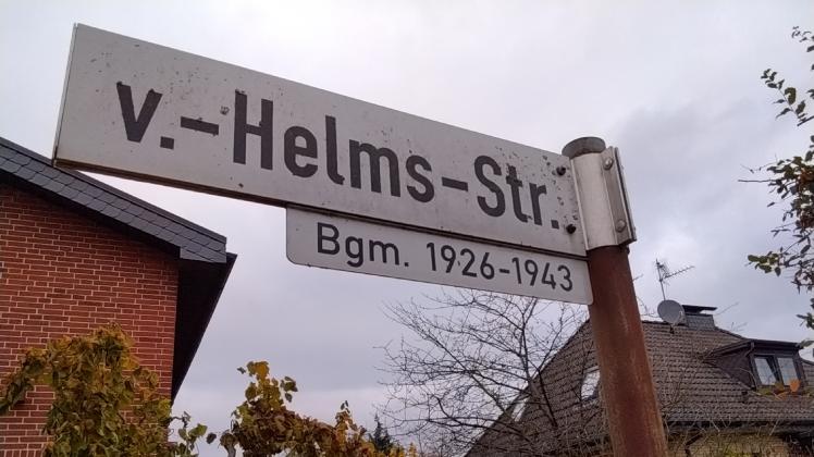 Auf dem Straßenschild der Von-Helms-Straße findet sich bis auf die Jahreszahlen seiner Amtszeit kein Hinweis auf den Tornescher Bürgermeister zur NS-Zeit. Das kreiden die beiden Antragstellerinnen an.