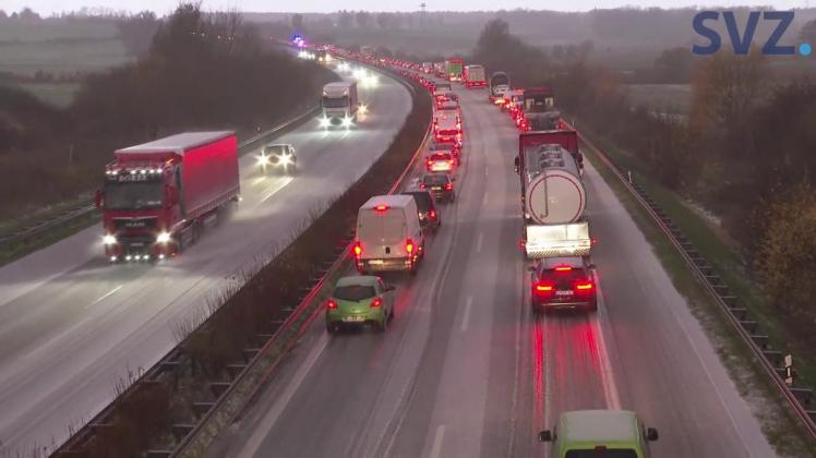 Wintereinbruch sorgt für Unfälle auf Autobahnen im Raum Rostock