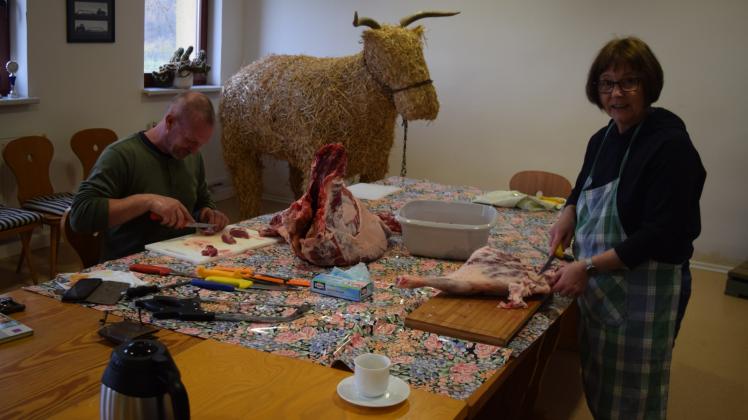 Das Lammfleisch wird von Schäfer Gunnar Egermeier und Prokuristin Heike Schröder vom Knochen ausgelöst.