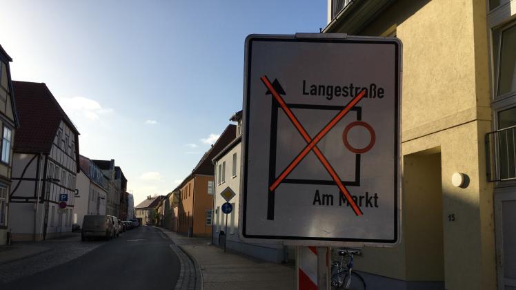 Achtung Verkehrsänderung: Schon in der Gödenstraße wird darauf aufmerksam gemacht, dass demnächst ein Befahren der Straße Am Markt nicht mehr möglich ist. 