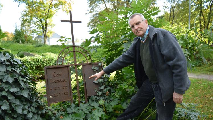 Eine Besonderheit ist das Grabmal von Schmiedemeister Carl Gramckow. Solche Zeugnisse vergangener Zeit sollten erhalten bleiben, findet auch Friedhofsmitarbeiter Uwe Engel. 