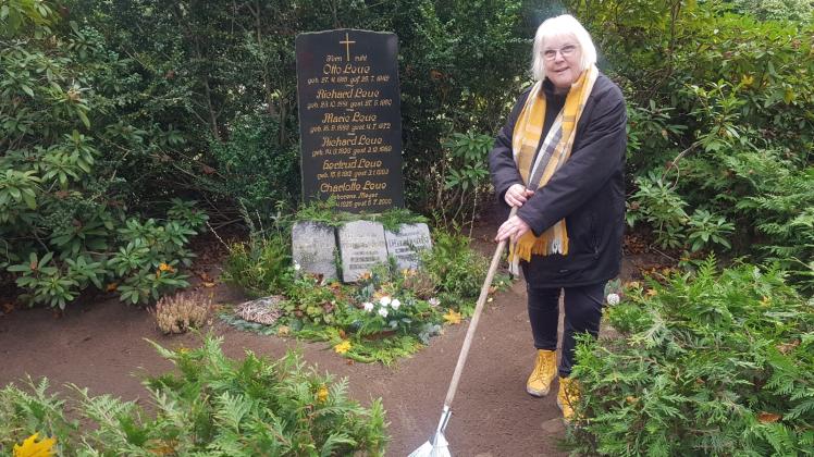 Eine besondere Form ehrenamtlichen Engagements: Sabine Boschek pflegt die Gräber einiger verstorbener Lübtheener wie der Familie Leue. 