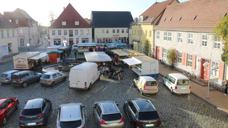 Auch die Parkplätze fallen während der Umgestaltung des Bützower Marktes weg. Die Händler ziehen auf den Kirchenplatz um.