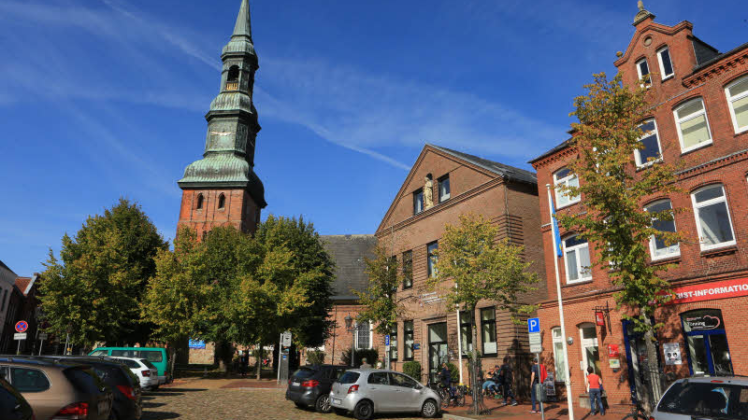 Die Stadt Tönning möchte gerne das Gebäude neben dem Rathaus für die Verwaltung nutzen. 