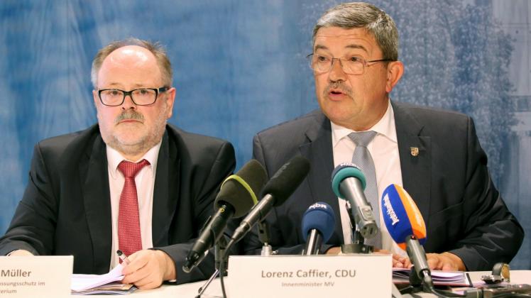 Der frühere Innenminister Lorenz Caffier (rechts) und Verfassungsschutz-Chef Reinhard Müller.