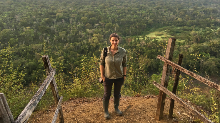 Die Tierärztin und Artenschützerin Hannah Emde im Regenwald Guatemalas.