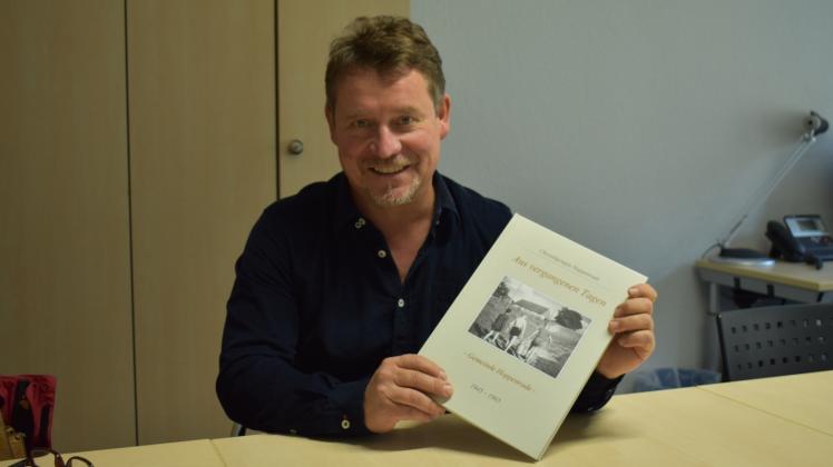 Präsentiert das neue Jahrbuch für den Zeitraum von 1945 bis 1965: Dirk Kaiser, Leiter der Chronikgruppe Hoppenrade.