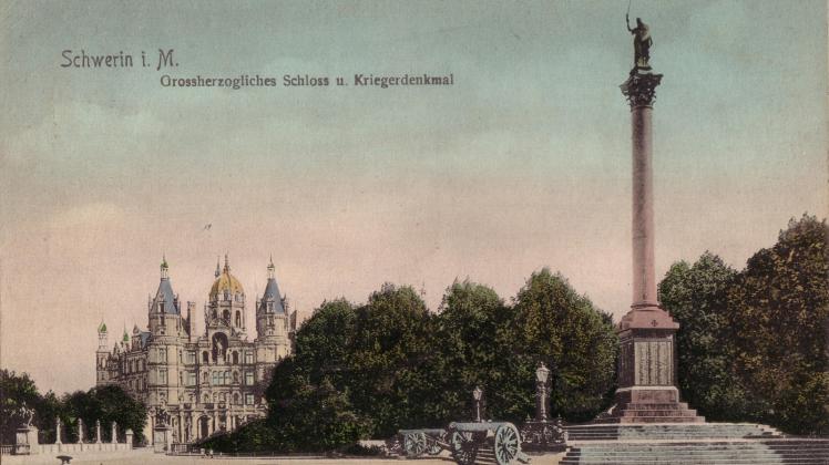 Ansichtskarte aus dem Jahr 1910: Die Darstellung zeigt Kanonen vor der Siegessäule am Schweriner Schloss. Sie stammen aus dem deutsch-französischen Krieg von 1871.