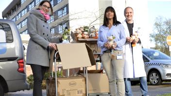 Mehrere Kartons, die mit Spielsachen vollgepackt waren, nahmen Dr. Malte Lange, Chefarzt der Kinder- und Jugendmedizin, und Christiane Doose (Mitte), pädagogische Betreuerin in der Rendsburger Imland-Klinik, entgegen. Überreicht wurden sie von Corinna Wentorp, Filialleiterin der VR-Bank Schleswig-Mittelholstein am Standort Osterrönfeld.