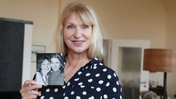 Erinnerung: Sabine Kaack mit einem Foto aus ihrer Jugendzeit mit Helga Feddersen.