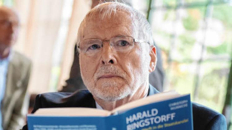 2018: Der 78-Jährige, bereits schwer erkrankt, stellt seine Biografie in Schwerin vor. 