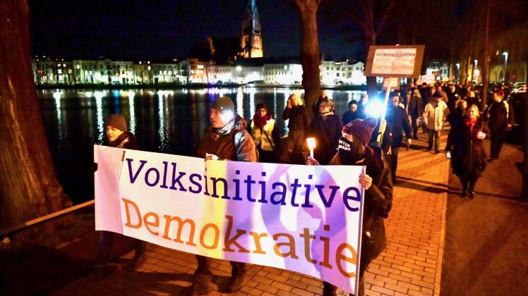 Etwa 250 Menschen haben am Montagabend in Schwerin gegen die Corona-Beschränkungen demonstriert. 