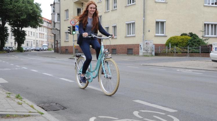 Sicher mit dem Fahrrad unterwegs: Liesa Krüger nutzt in der Robert-Beltz-Straße den Schutzstreifen für Radfahrer.  