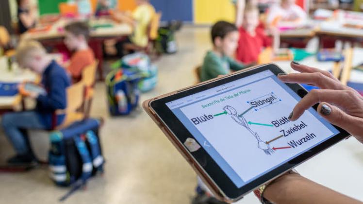 Tablet statt Papier: Mit dem Digital-Pakt soll die Digitalisierung an Schulen gefördert werden.