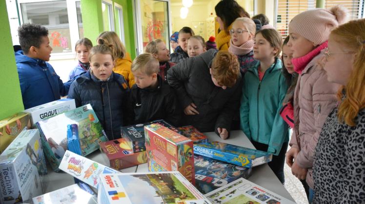 Da staunten die Mädchen und Jungen der Grundschule Kummer nicht schlecht: Mehr als 50 Spiele haben sie erhalten. 