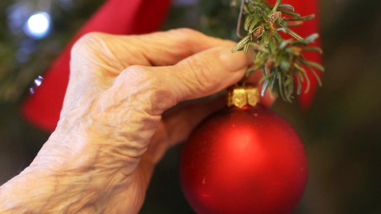 Trotz besonderer Vorsichtsmaßnahmen soll es für die Bewohner von Alten- und Pflegeheimen so weihnachtlich wie möglich werden. 