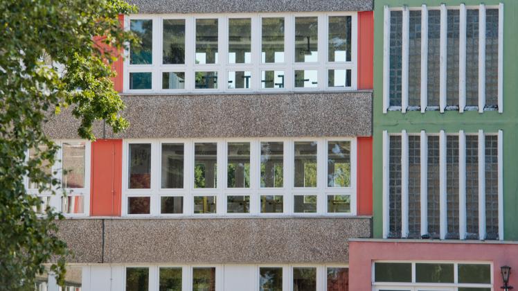Blick auf das Schulgebäude des Darßer Bildungszentrum gGmbH in Prerow.