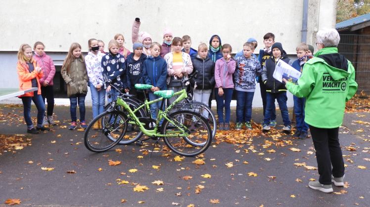 Mit dem Geschenk können die Schüler für die Fahrradprüfung lernen.