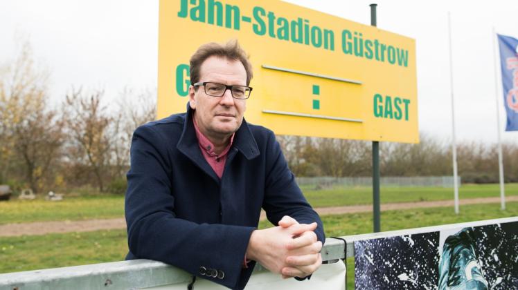 Stammplatz im Güstrower Jahn-Stadion: Bei jedem Heimspiel der Fußballer des Güstrower SC steht Torsten Renz auf dem Fußballplatz – meist direkt vor der Anzeigetafel. Das will er auch als neuer Innenminister so beibehalten. 