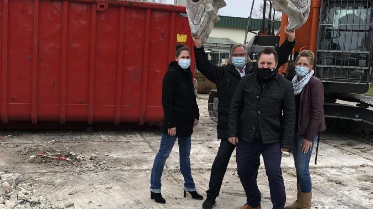 Sie freuen sich auf ihre Zukunft in Boizenburg: Claudia Wiktor Einrichtungsleitung, (l.), Jörg Trenner, Geschäftsführer, (vorn), Dr. Wolfgang Röhr, Eigentümer, (hinten), und Anika Wiktor, Pflegedienstleitung, (r). 