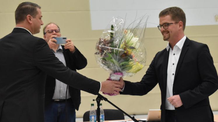Blumenübergabe mit langem Arm: Marcel Schulz gratuliert Christian Greger (r.) zur Ernennung.