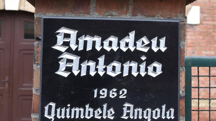 Die Gedenktafel für Amadeu Antonio. 