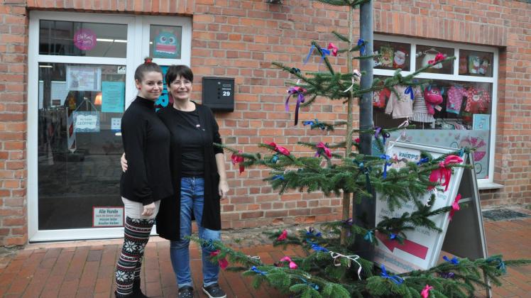Vor vielen Geschäften stehen Weihnachtsbäume: So auch bei Anika Glaser und ihrer Mutter Astrid Manthei. 