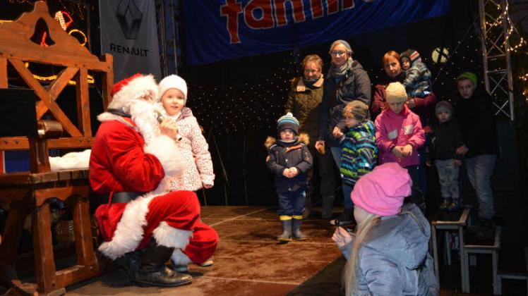 Dieses Bild wird es im Dezember nicht geben: Mit dem abgesagten Güstrower Weihnachtsmarkt entfallen auch die beliebten Weihnachtsmann-Sprechstunden.
