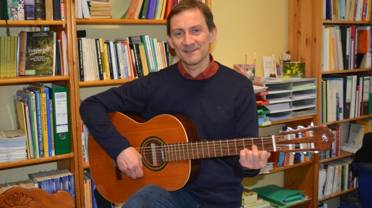 Im Grünen Winkel in Güstrow befindet sich der Sitz der Landeskirchlichen Gemeinschaft. Hier hat Gabriel Möbius sein Büro und übt Gitarre für die Gottesdienste. 