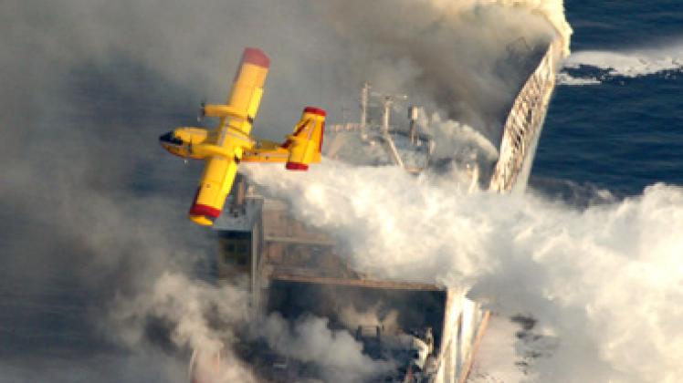 Drama im Mittelmeer: Ein Löschflugzeug über der brennenden "UND Adriyatik". Foto: dpa