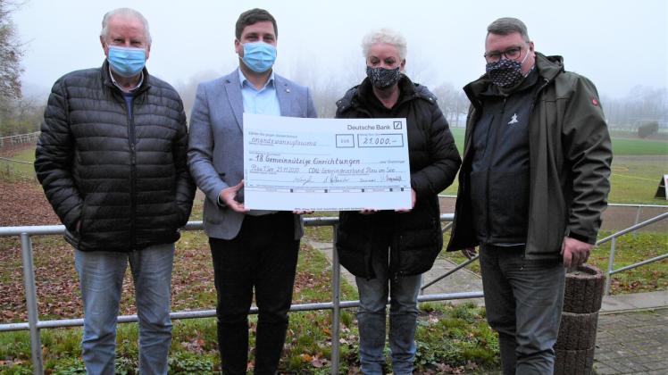 Die Stammtisch-Verantwortlichen freuen sich über Spenden von Firmen und Privatleuten: Rüdiger Hoppenhöft (v.l.), Sven Hoffmeister, Sonja Burmester und Jens Fengler. 