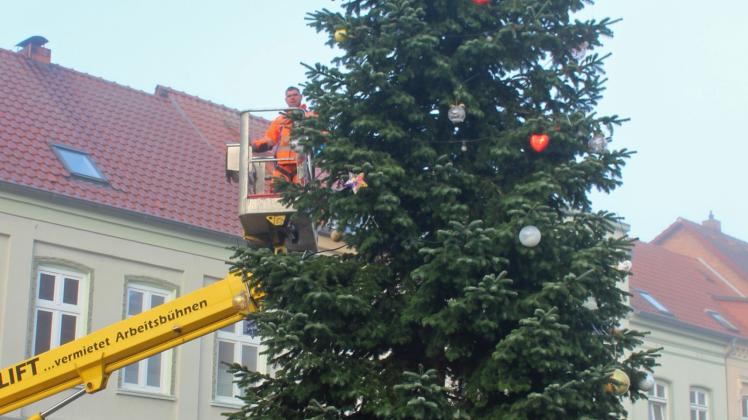 Der Baum auf dem Krakower Markt steht und ist geschmückt. 
