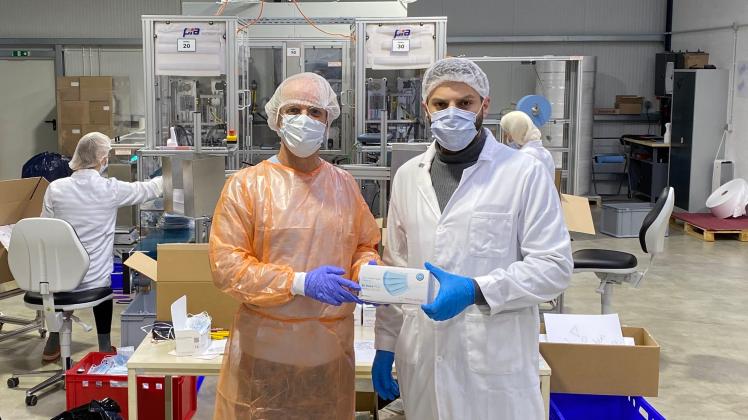 Manfred Thurau (links) vom SOS-Kinderdorf Harksheide nahm die Spende in einer der Produktionshallen der Medical Sign GmbH bei Produktionsleiter Felot Mazrekaj entgegen.