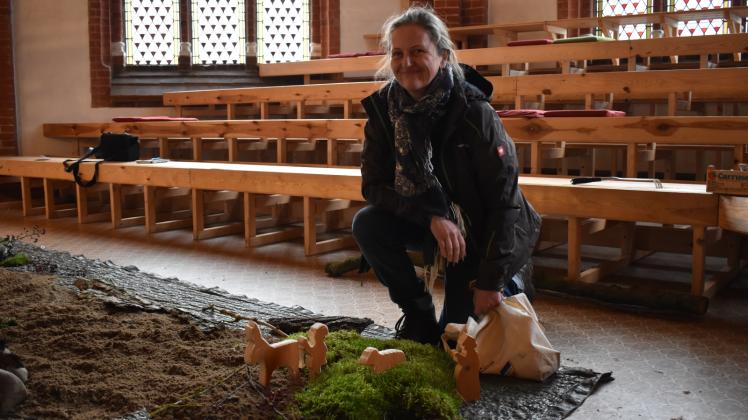 Auf der Empore: Simone Muschick arbeitet an einer Station des Adventsweges. Mit Erde, Moos und Holz gestaltet sie eine Landschaft mit Krippenfiguren zum Thema „Hirten“.
