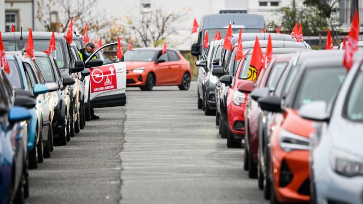Opelmitarbeiter demonstrieren für Kündigungsschutz