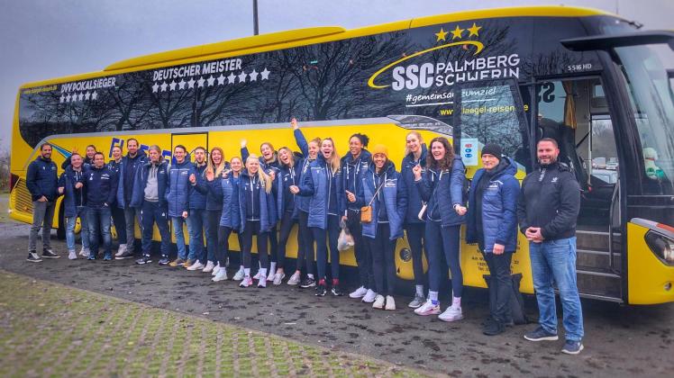 Trotz der frühen Stunde sind hier die Mädels und der Staff des deutschen Volleyball-Rekordmeisters SSC vor der Abfahrt am Sonntagmorgen voller Vorfreude auf ihren Champions-League-Trip nach Italien. 